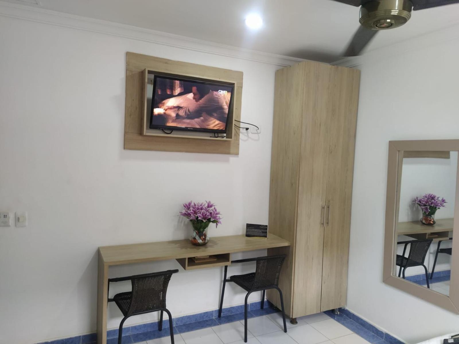 Hotel La Casa 1 Монтерия Экстерьер фото